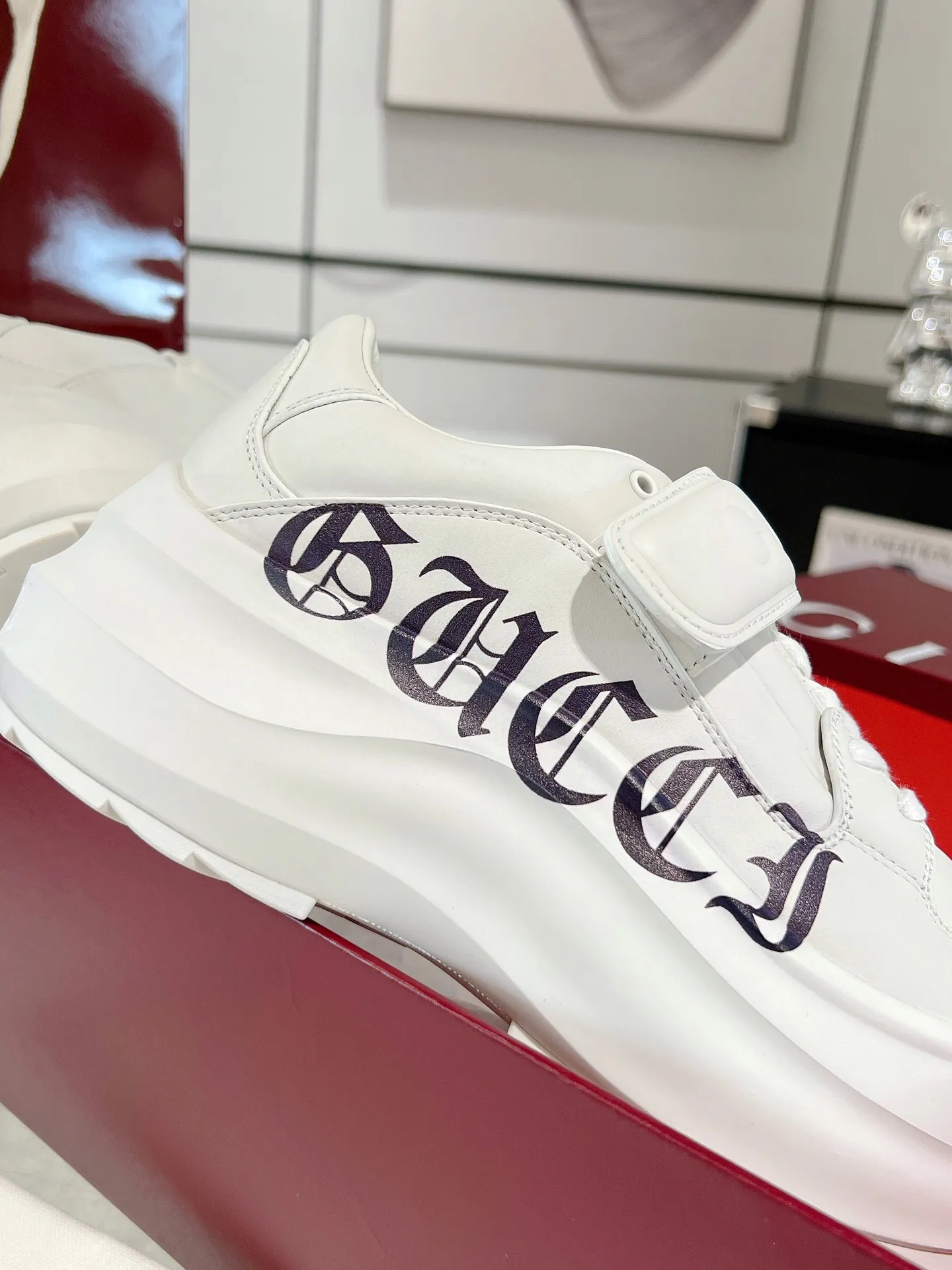 👟👟Ex-factory price 700👟👟 Gucci Wave women's wedge sneakers, wave shoes, Velcro dad shoes, original purchase, development and production. Creative director Sabato De Sarno presents new sneakers inspired by lightness and agility. This shoe has a sculptural thick sole shape and is made of lightweight ethylene vinyl acetate (EVA) material. It is comfortable and durable, and has a soft and waxy feel like stepping on waves. It is embellished with the Gucci handwritten logo and injects the brand's classic style. Original customized cowhide. Original customized soft sheepskin lining. Original molded Eva outsole. Bottom thickness: 5cm in front and 6.3cm in back. Size: 35-40#